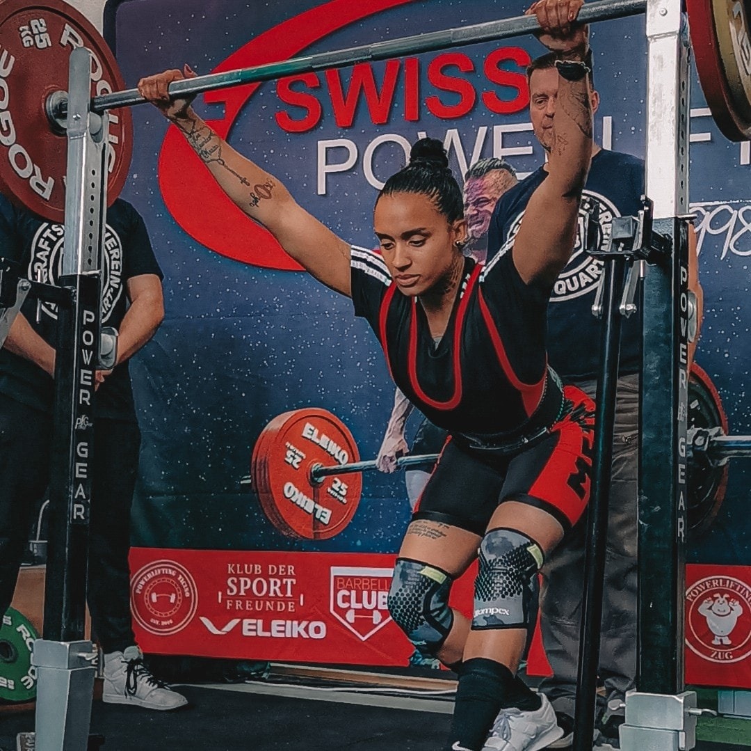 Natali Martinez en compétition de force athlétique