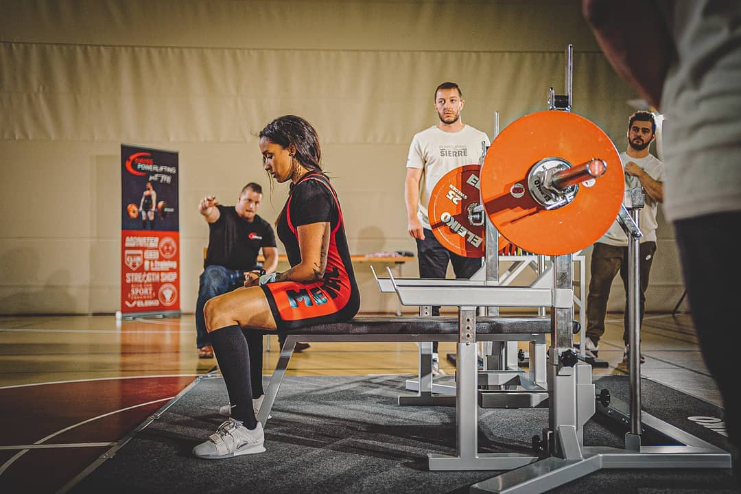 Natali Martinez concentrée avant un développé couché